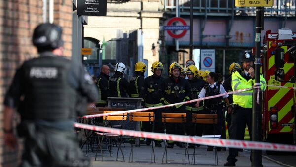 Полицейские и пожарные у станции метро Parsons Green в Лондоне. 15 сентября 2017