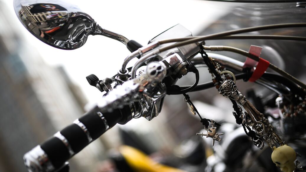 © РИА Новости / Владимир АстапковичПерейти в медиабанк<br>Руль мотоцикла. Архивное фото