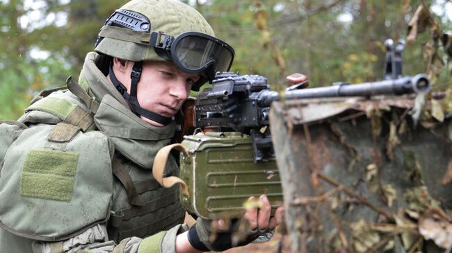 Военнослужащий штурмового инженерно-саперного подразделения вооруженных сил РФ во время учений вооружённых сил России и Белоруссии на Лужском полигоне в Ленинградской области. 14 сентября 2017