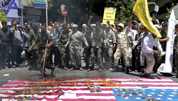 Иранские протестующие сжигают американский флаг в Тегеране, 23 июня 2017
