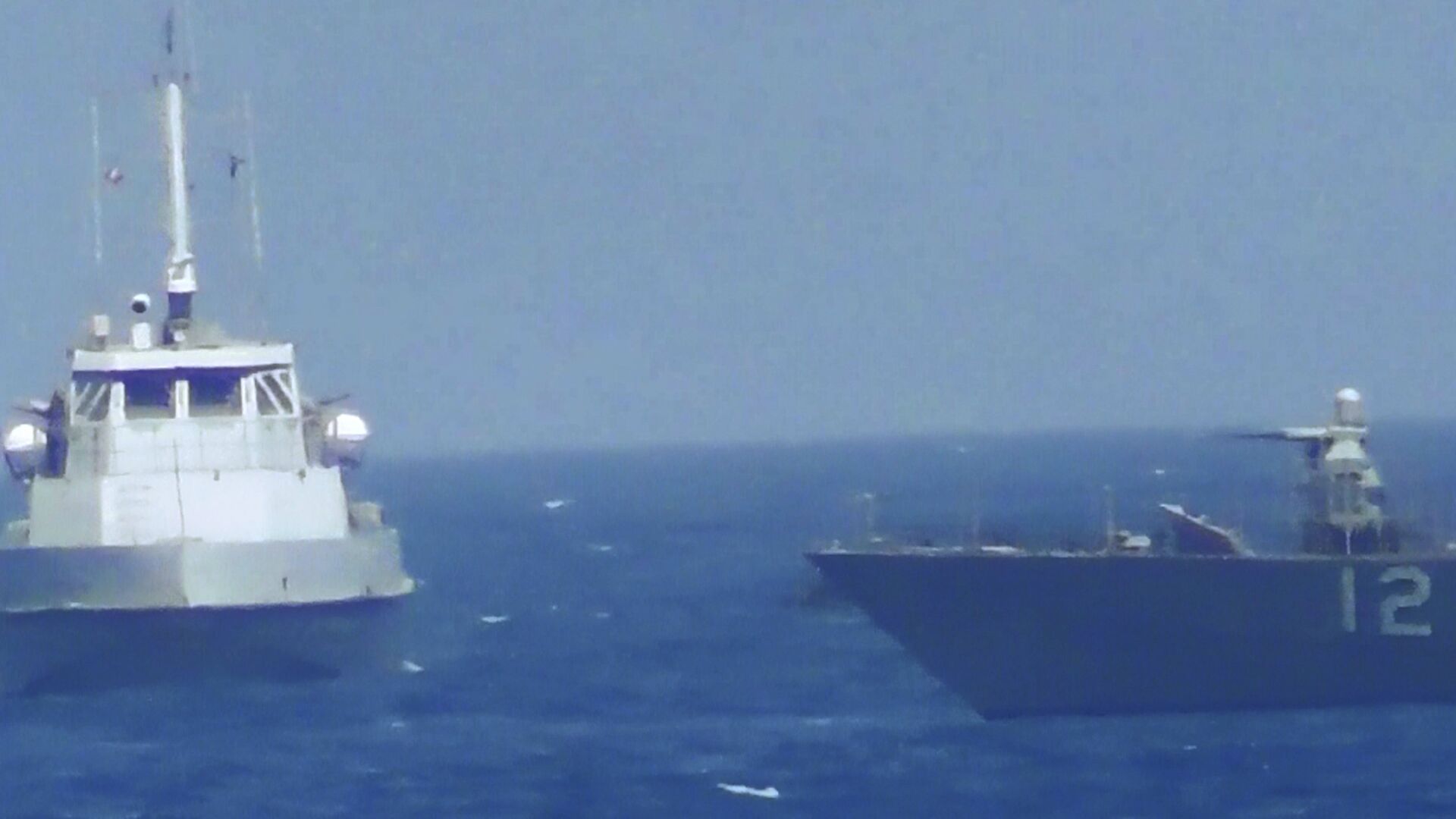 Сближение иранского катера с кораблем ВМС США в Персидском заливе. 25 июля 2017 года - РИА Новости, 1920, 13.04.2021