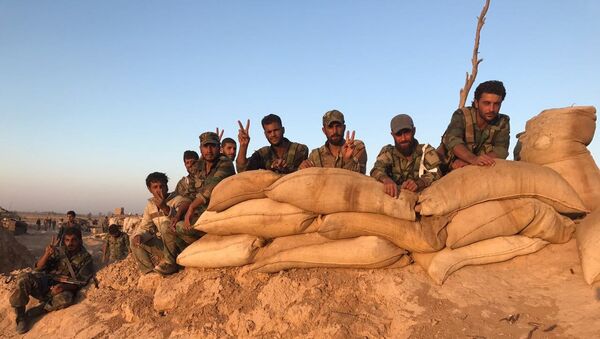 Бойцы сирийской армии на позициях в районе Дейр-эс-Зора. Архивное фото