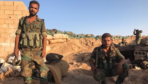 Бойцы сирийской армии на позициях в районе Дейр-эс-Зора. 15 сенября 2017