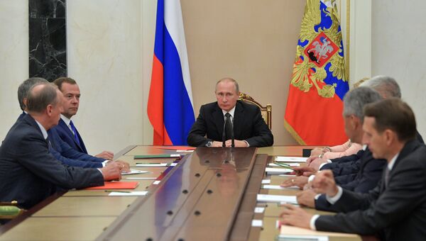 Президент РФ Владимир Путин проводит заседание с постоянными членами Совета безопасности РФ. 15 сентября 2017