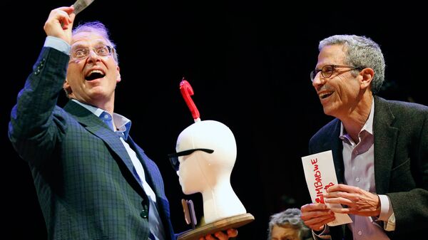 Британский врач Джеймс Хиткот (слева) во время вручения ему Шнобелевской премии 2017
