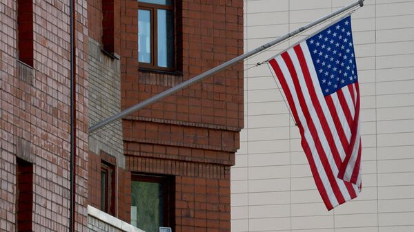Флаг возле здания генерального консульства США во Владивостоке. Архивное фото