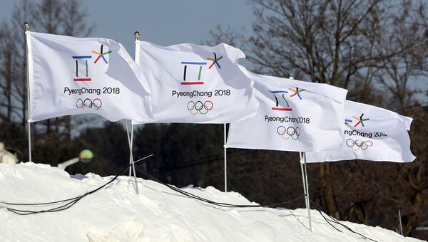 Флаги с эмблемой XXIII Зимних Олимпийских игр 2018 года в Пхенчхане