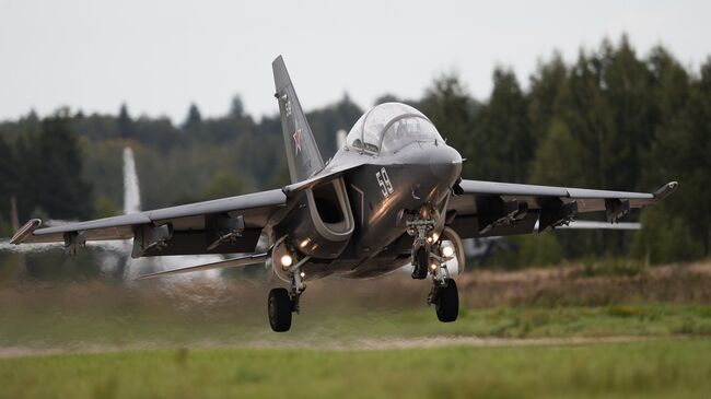 Учебно-боевой самолет Як-130. Архивное фото