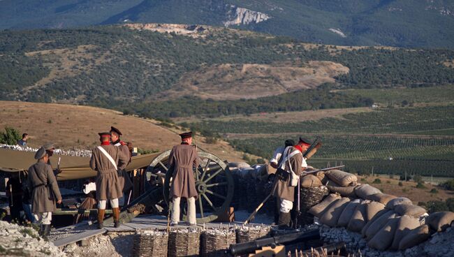 Участники исторической реконструкции в рамках Крымского военно-исторического фестиваля на Федюхиных высотах. Архивное фото