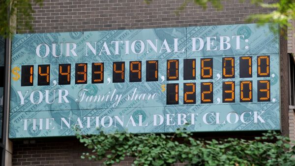 Счетчик государственного долга США на Таймс-сквер в Нью-Йорке. Архивное фото