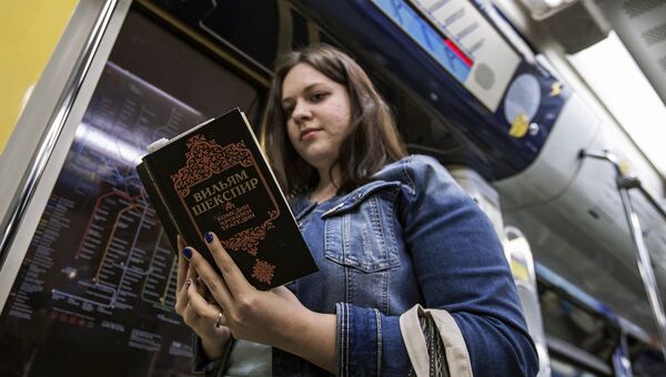 Девушка читает книгу в вагоне московского метрополитена. Архивное фото