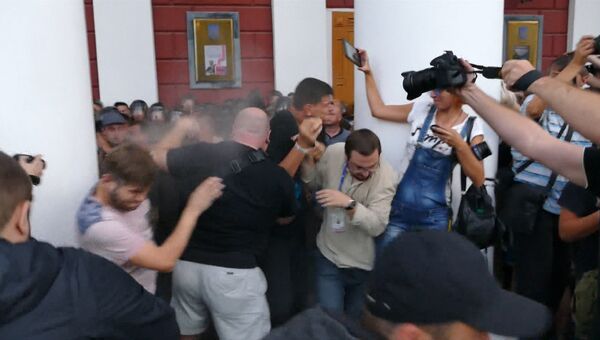 Силовики слезоточивым газом разогнали штурмовавших мэрию Одессы протестующих