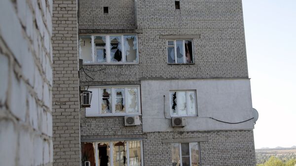 Повреждения жилого дома в результате обстрела в Донецке. Архивное фото