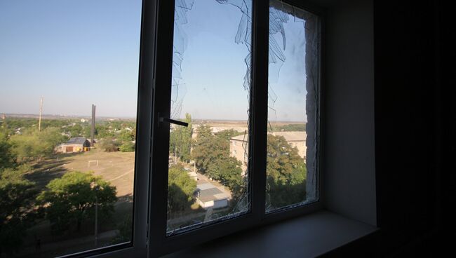 Выбитые стекла в жилом доме в результате ночного обстрела Кировского района города Донецка. Архивное фото