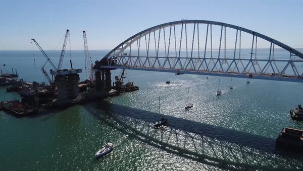 Яхты прошли парадом под аркой Крымского моста во время парусной регаты