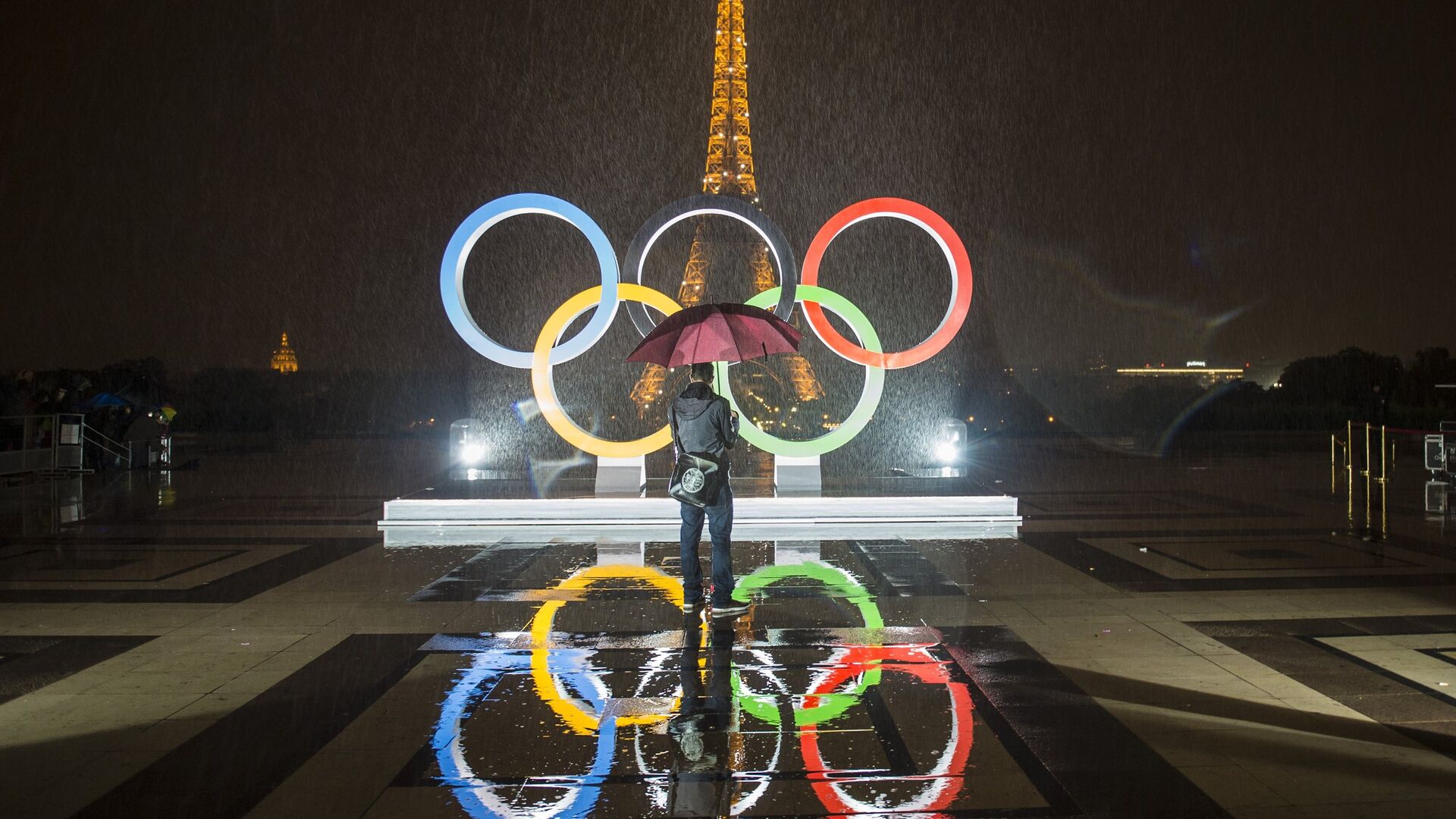 Турист фотографирует Олимпийские Кольца на площади Трокадеро в Париже - РИА Новости, 1920, 26.07.2022