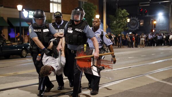 Сотрудники правоохранительных органов проводят задержания участников массовых протестов в Сент-Луисе, США. Архивное фото