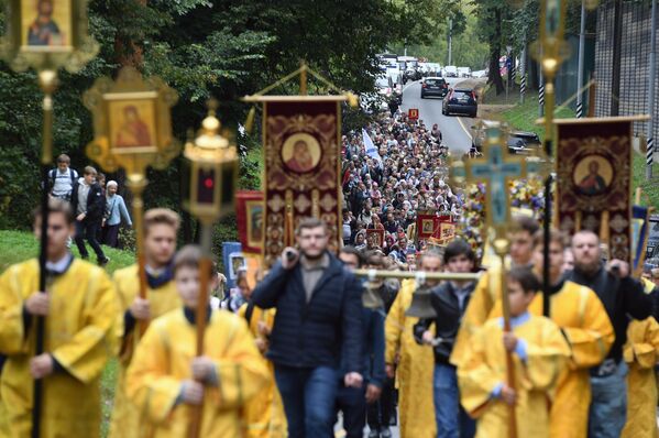 Участники VI Елисаветинского крестного хода направляются из села Ильинское в село Усово
