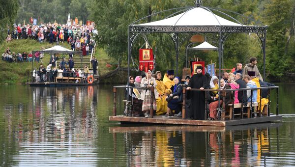 Участники VI Елисаветинского крестногой хода во время переправы через Москву-реку из села Ильинское в село Усово