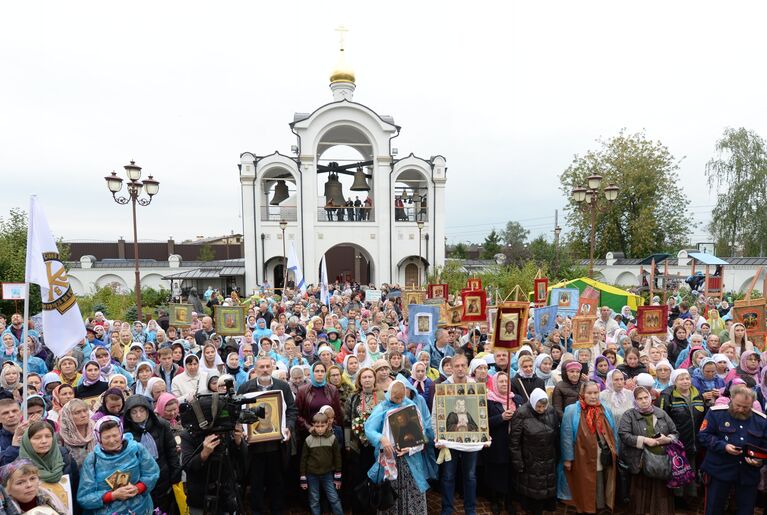 Верующие во время молебна у храма Спаса Нерукотворного Образа в селе Усово в Московской области