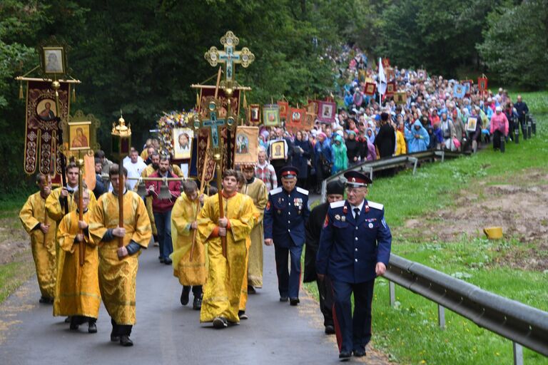 Участники VI Елисаветинского крестного хода направляются из села Ильинское в село Усово