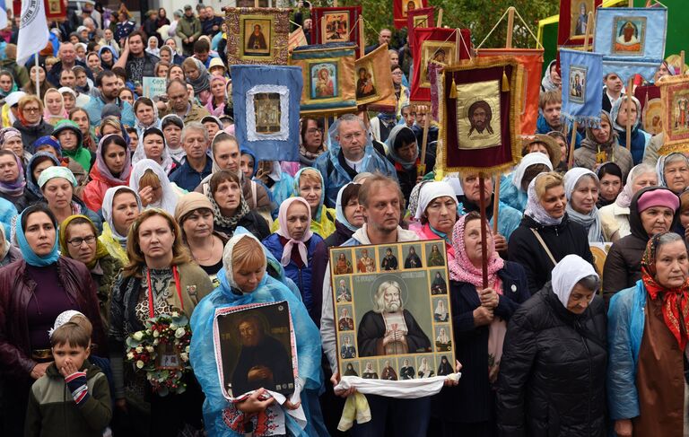 Верующие во время молебна у храма Спаса Нерукотворного Образа в селе Усово в Московской области