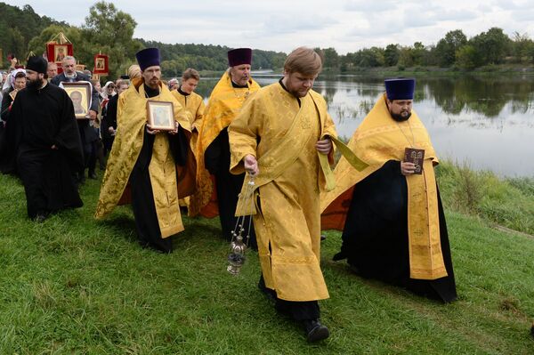 Участники VI Елисаветинского крестного хода перед переправой через Москву-реку из села Ильинское в село Усово
