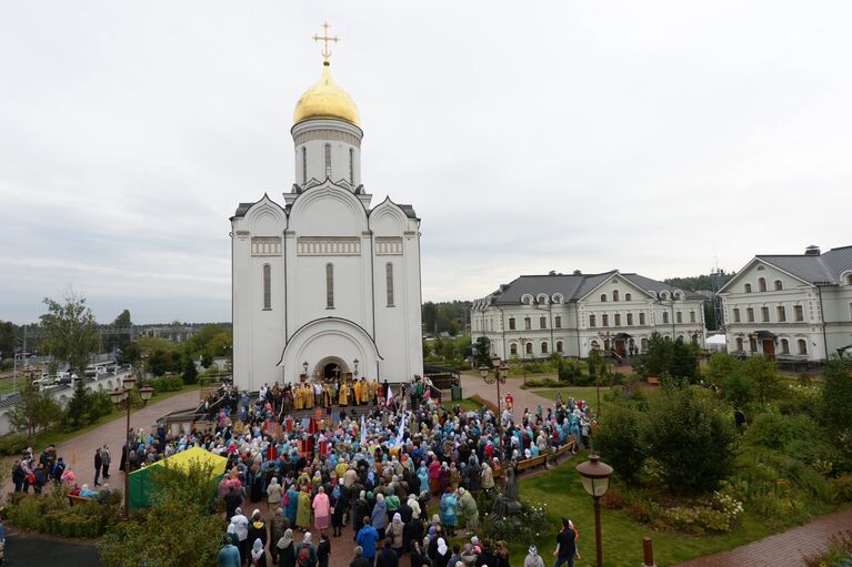 Верующие во время молебна у храма Спаса Нерукотворного Образа в селе Усово в Московской области