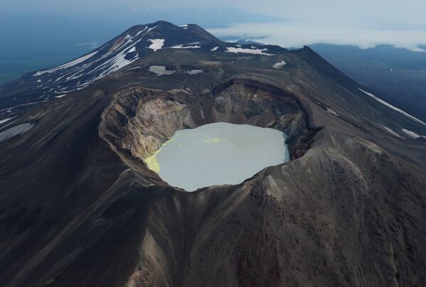 Кратерное озеро вулкана Малый Семячек на Камчатке