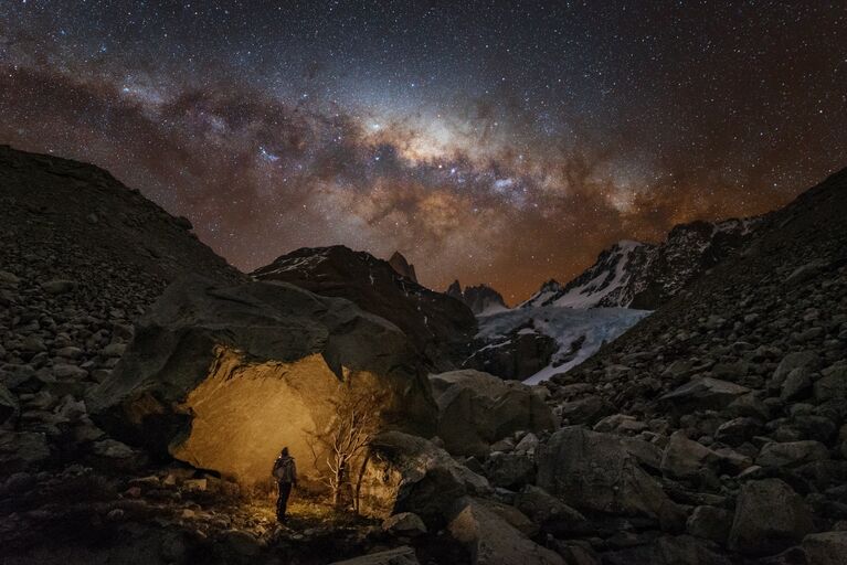 Снимок фотографа Юрия Звездного из России Wanderer in Patagonia, победивший в категории Люди и космос в фотоконкурсе Insight Astronomy Photographer of the Year 2017