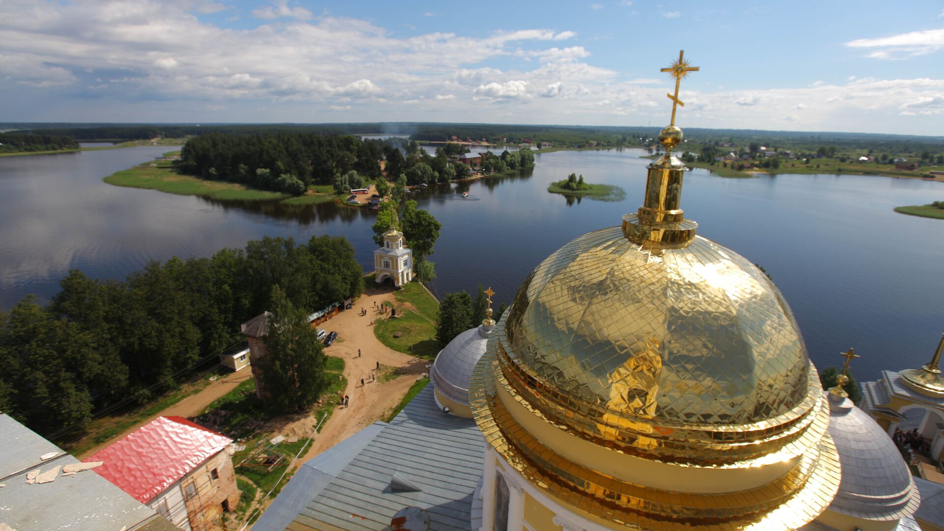 Вид на Нило-Столобенскую пустынь и озеро Селигер с колокольни Богоявленского собора монастыря - РИА Новости, 1920, 02.02.2022