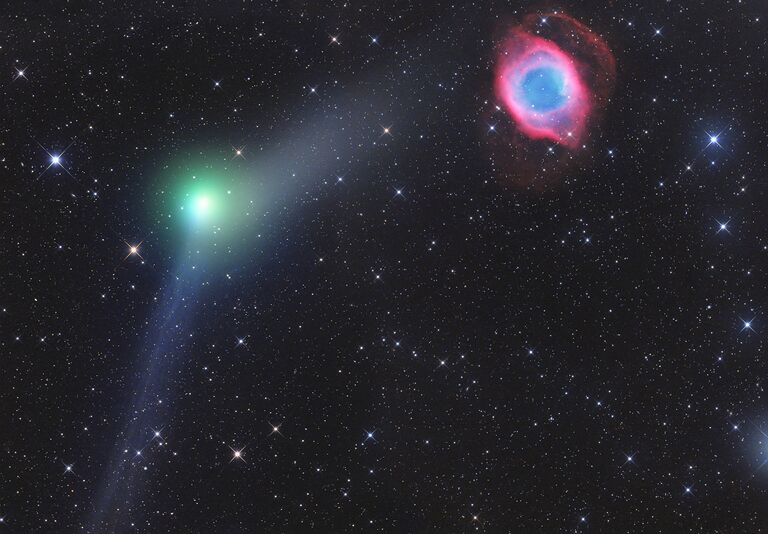 Снимок фотографа Джераля Реманна из Австрии Encounter of Comet and Planetary Nebula, получивший специальный приз в фотоконкурсе Insight Astronomy Photographer of the Year 2017