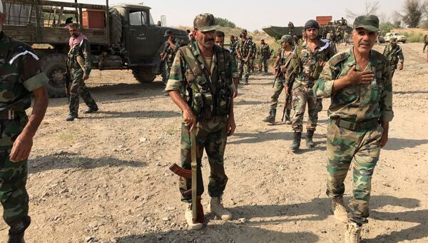 Бойцы сирийской армии перед форсированием реки Ефрат в районе города Дейр-эз-Зор. Архивное фото