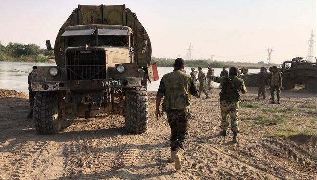 Бойцы сирийской армии во время подготовки к форсированию реки Ефрат в районе города Дейр-эз-Зор. Архивное фото
