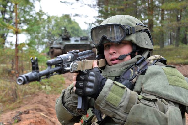 Военнослужащий штурмового инженерно-саперного подразделения вооруженных сил РФ во время учений Запад-2017