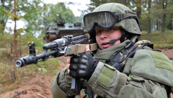 Военнослужащий штурмового инженерно-саперного подразделения вооруженных сил РФ во время учений Запад-2017