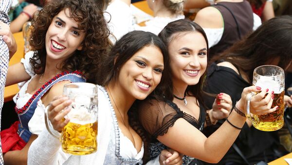 Девушки на фестивале пива Октоберфест в Мюнхене. 16 сентября 2017