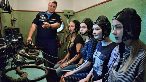 Абитуриентки во время тестирования в барокамере на вступительных испытаниях в Краснодарское высшее военное авиационное училище летчиков