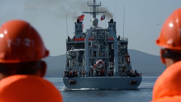 Спасательное судно Чандао, прибывшее в составе отряда боевых кораблей ВМС Китая во Владивосток