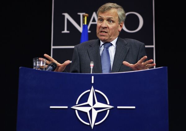 Яап де Хооп Схеффер выступил перед журналистами после экстренной встречи глав МИД 26 стран-членов НАТО 