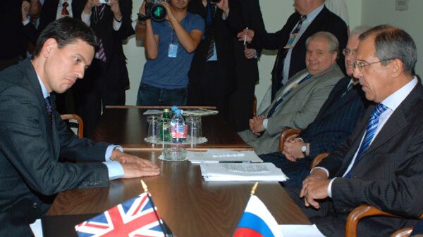 Министры иностранных дел России и Великобритании Сергей Лавров (справа) и Дэвид Милибэнд (слева) на встрече Группы восьми в Нью-Йорке.