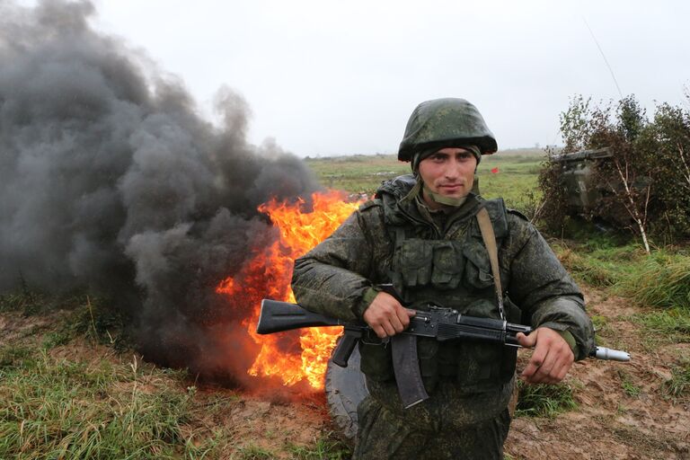 Военнослужащий во время тактических учений Запад-2017