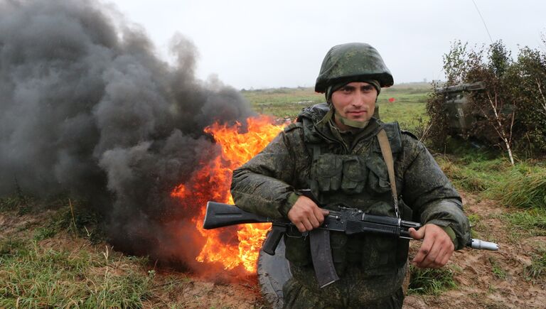 Военнослужащий во время тактических учений Запад-2017