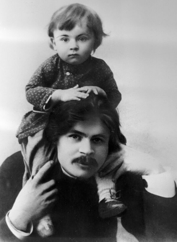 Писатель Максим Горький с сыном Максимом. 1899 год.
