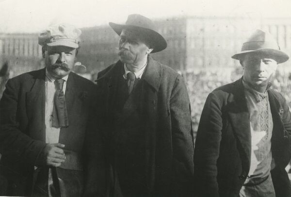 Писатель Максим Горький (в центре) с партийными деятелями Алексеем Бадаевым (слева) и Сергеем Зориным на Дворцовой площади в Ленинграде. 18 июля 1929 года.