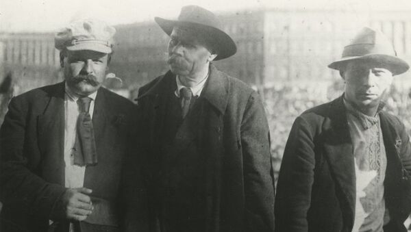 Писатель Максим Горький (в центре) с партийными деятелями Алексеем Бадаевым (слева) и Сергеем Зориным на Дворцовой площади в Ленинграде. 18 июля 1929 года.