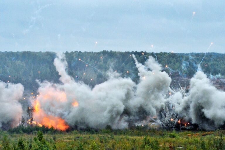 Взрывы во время совместных стратегических учений (ССУ) вооружённых сил России и Белоруссии на Лужском полигоне в Ленинградской области Взрывы во время совместных стратегических учений (ССУ) вооружённых сил России и Белоруссии на Лужском полигоне в Ленинградской области
