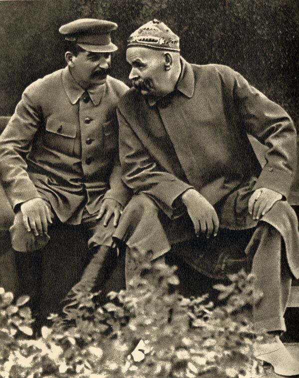 Иосиф Сталин и Максим Горький в скверике на Красной площади.  1931 год.