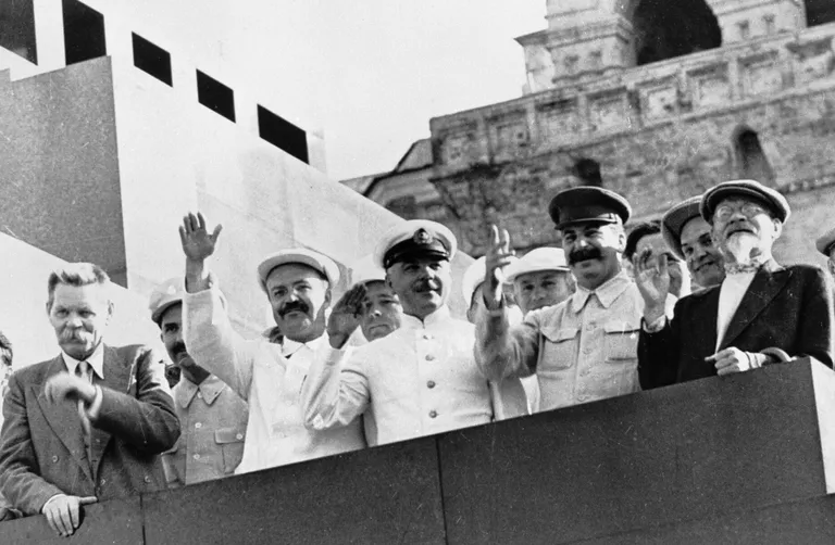 Михаил Калинин, Иосиф Сталин, Климент Ворошилов, Вячеслав Молотов, Максим Горький на трибуне Мавзолея Ленина приветствуют парад физкультурников на Красной площади Михаил Калинин, Иосиф Сталин, Климент Ворошилов, Вячеслав Молотов, Максим Горький на трибуне Мавзолея Ленина приветствуют парад физкультурников на Красной площади