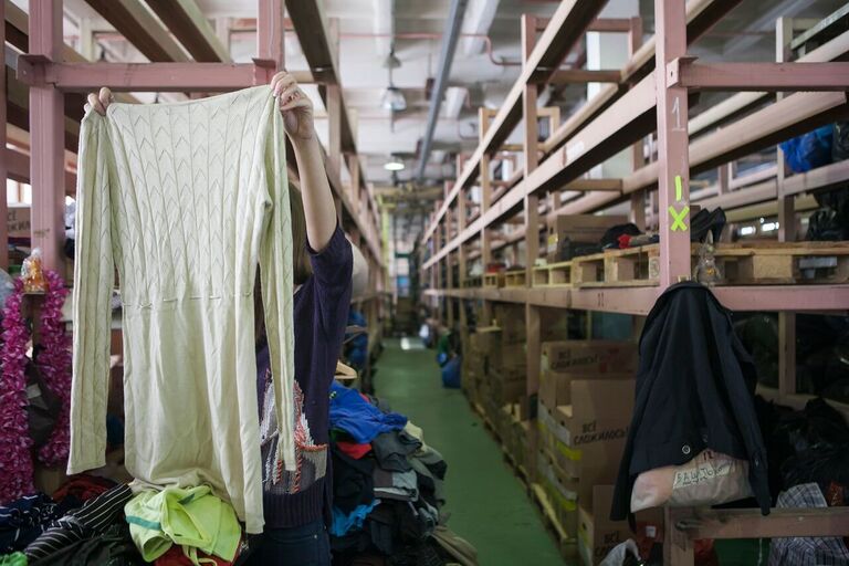 Сортировка вещей, сданных в благотворительные контейнеры Charity Shop Сортировка вещей, сданных в благотворительные контейнеры Charity Shop